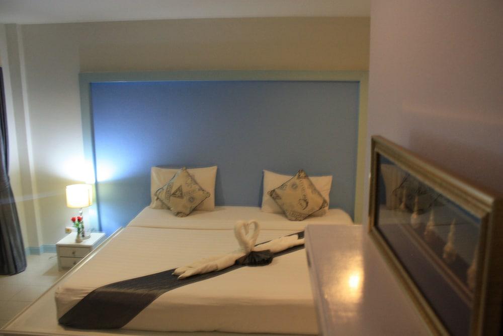 Phuket Racha Kata Homestay Extérieur photo