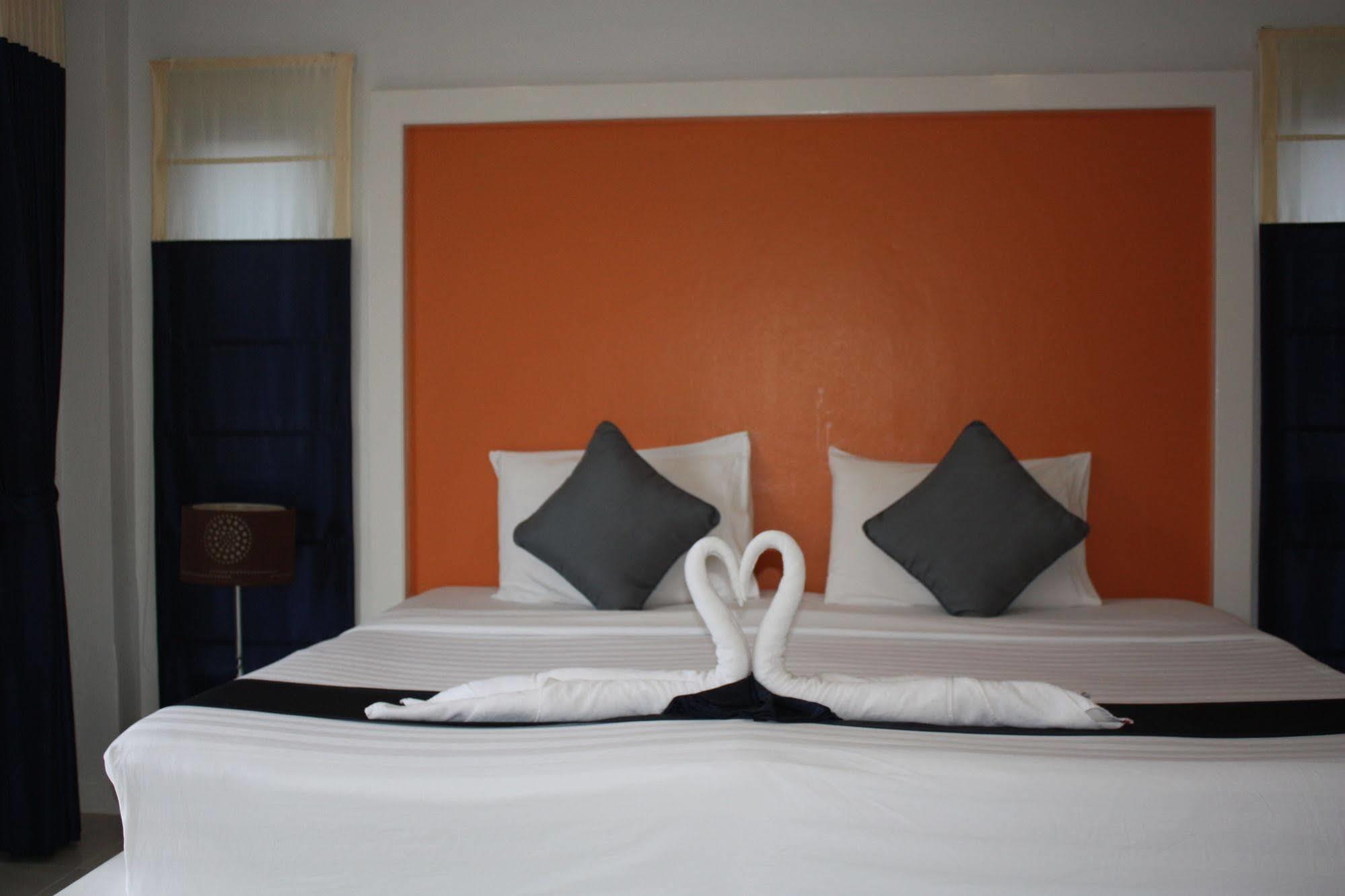 Phuket Racha Kata Homestay Extérieur photo